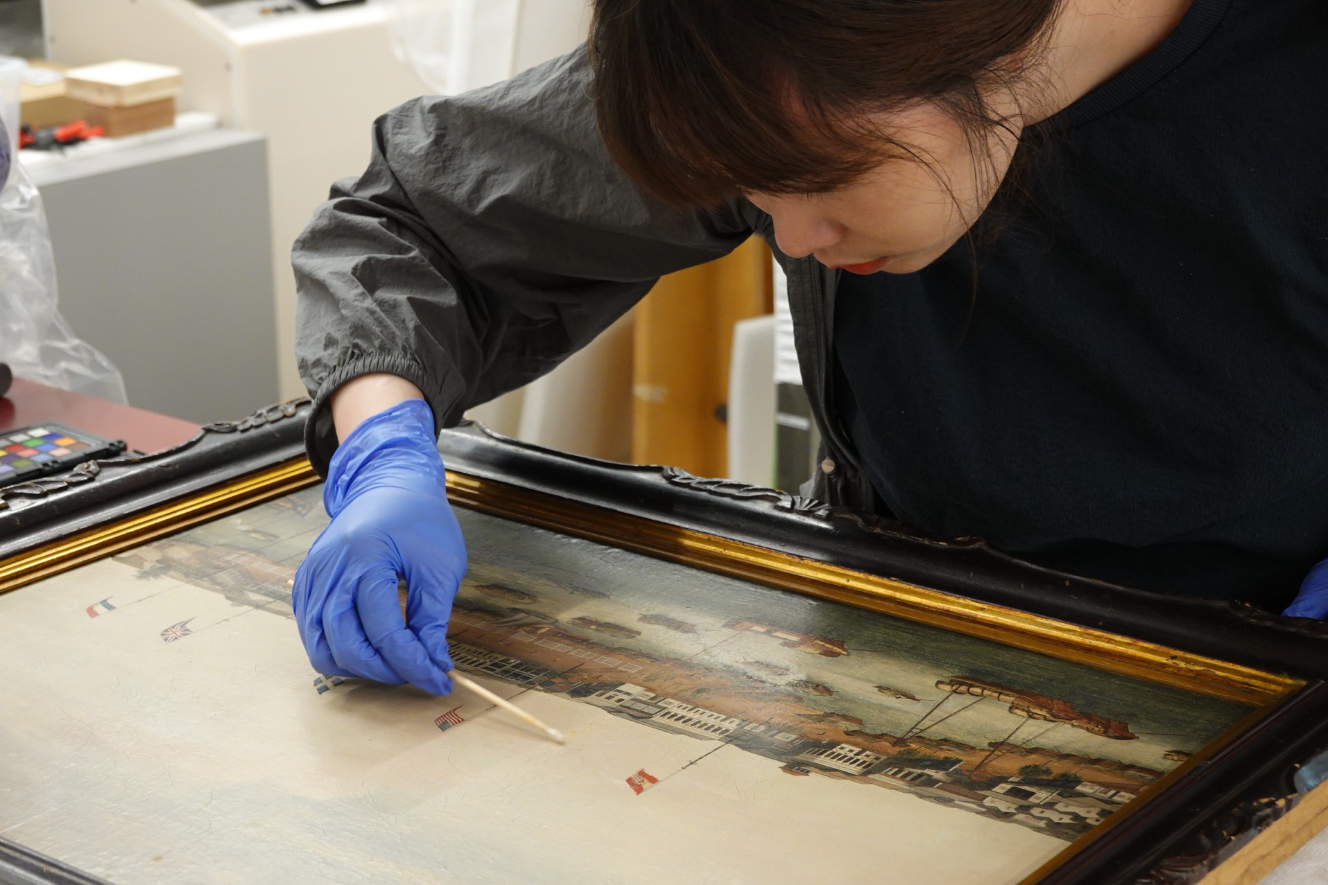 为新收画作藏品进行表面清洁